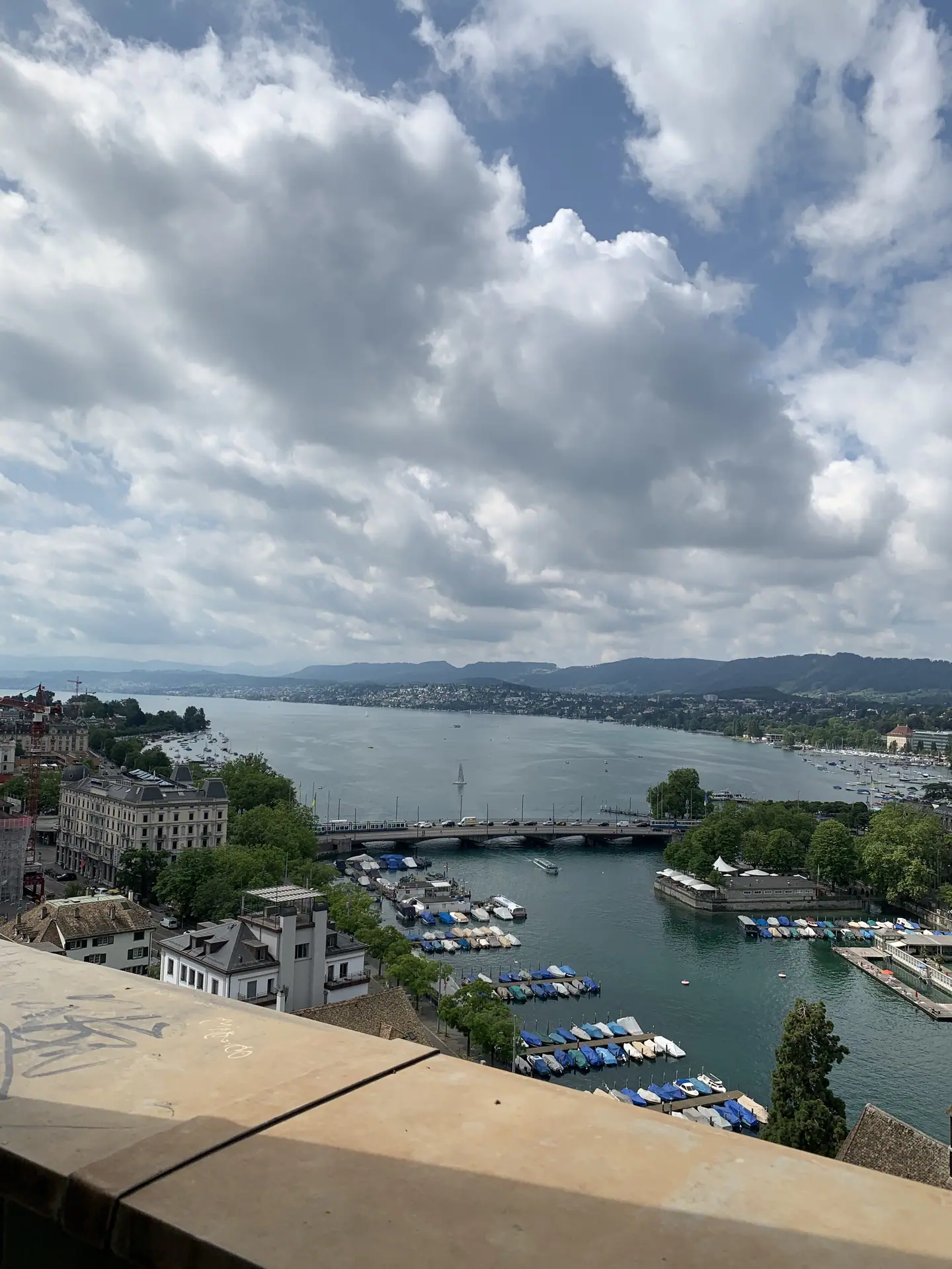 Die Aus­sicht vom Gross­müns­ter auf die Stadt, den Zürich­see und die Alpen ist herrlich.