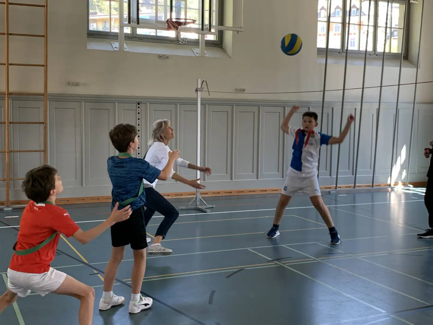 «Der Sporttag war lustig. Ich mochte meine Gruppe und die Spiele fand ich cool. Die coolsten Spiele waren Ringewerfen, Zielwurf auf Baumstämme und Unihockey.»