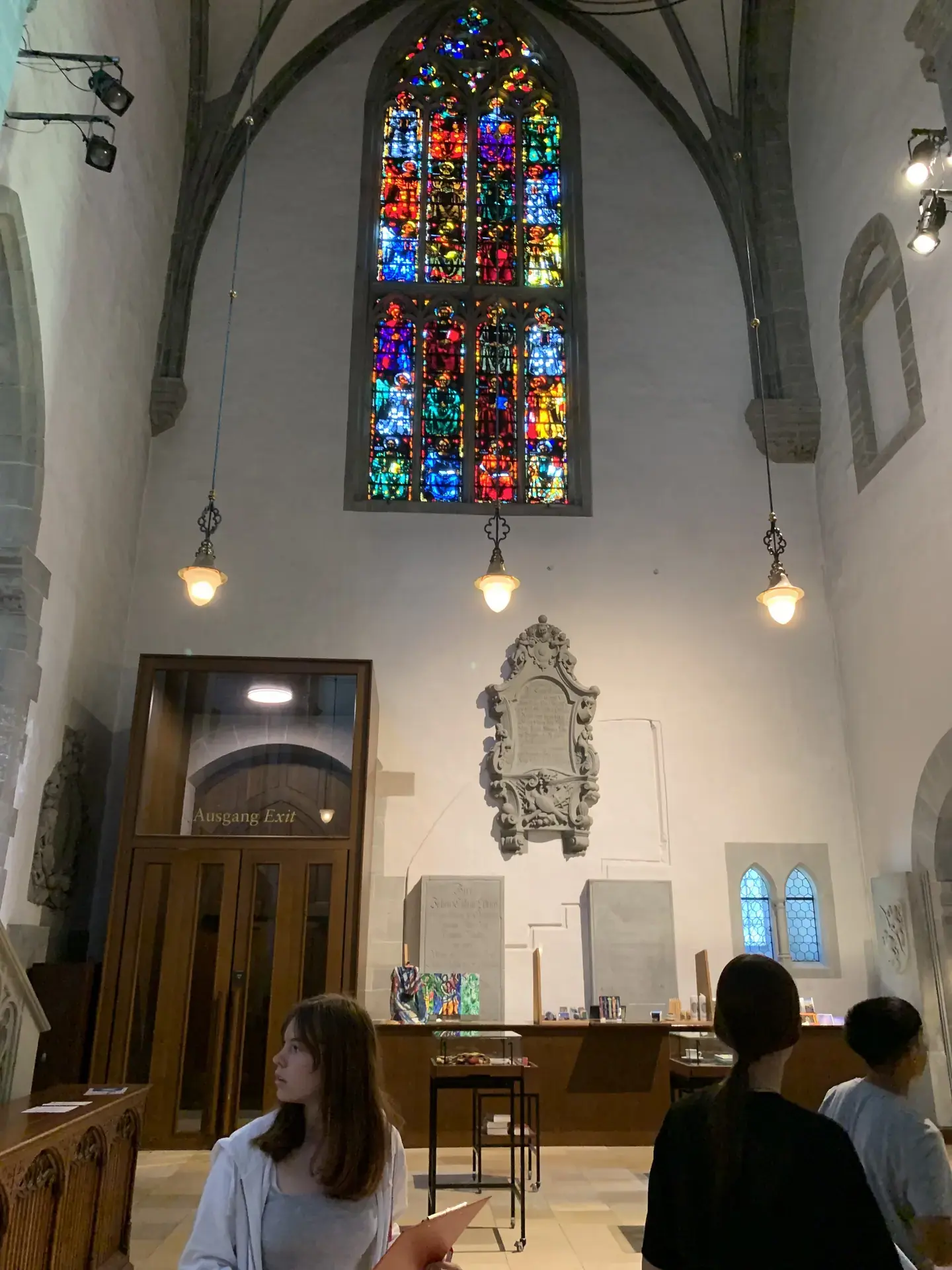 Im Fraumünster sind nicht nur die Kirchen­fenster von Marc Chagall, sondern auch die­jeni­gen von Augusto Giacometti sehenswert.
