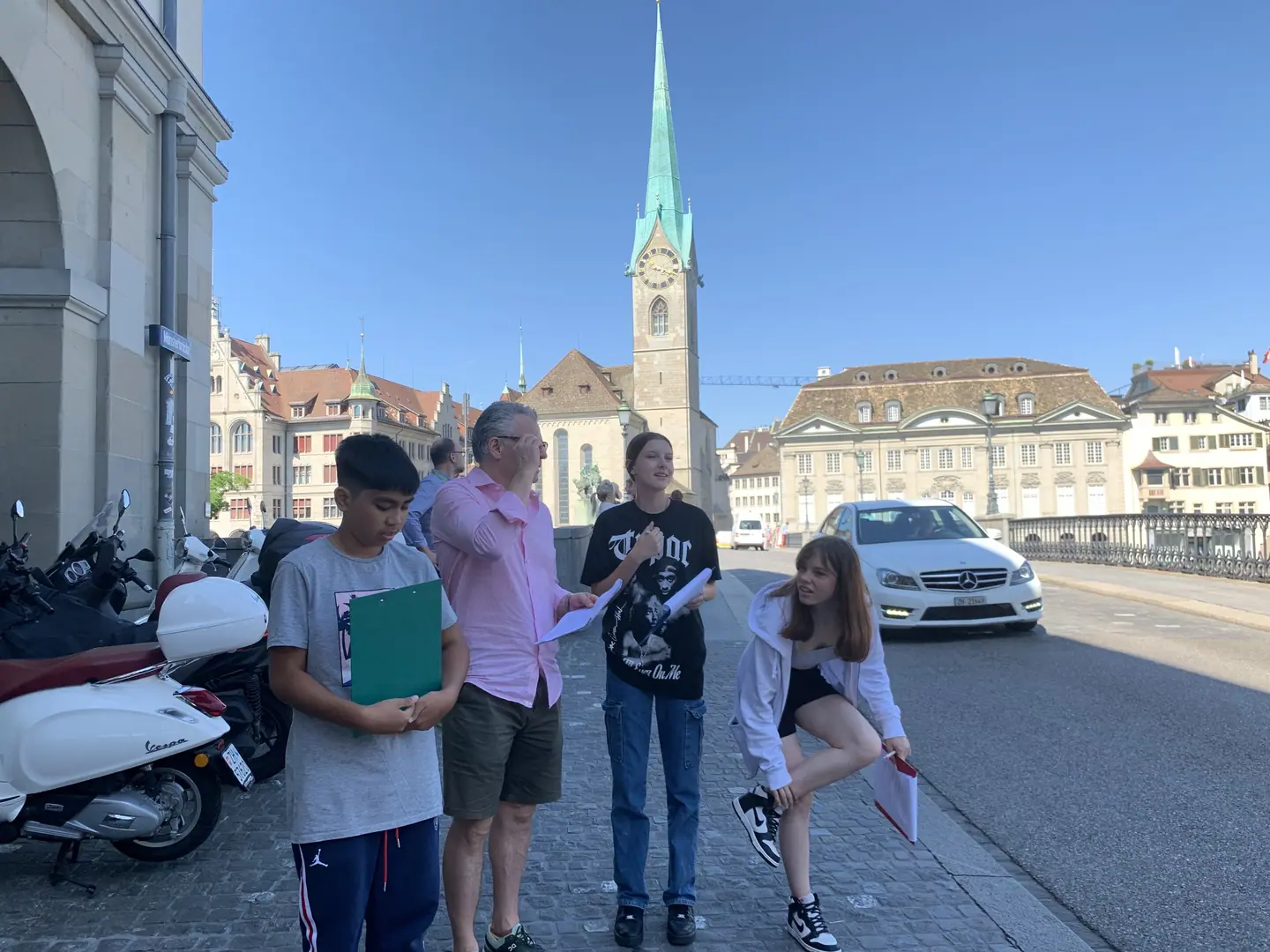 Die Kinder haben die Wett­be­­werbs­frage zu Hans Wald­­mann be­ant­­wor­­tet, und weiter geht es über die Münster­­brücke zum Gross­münster.