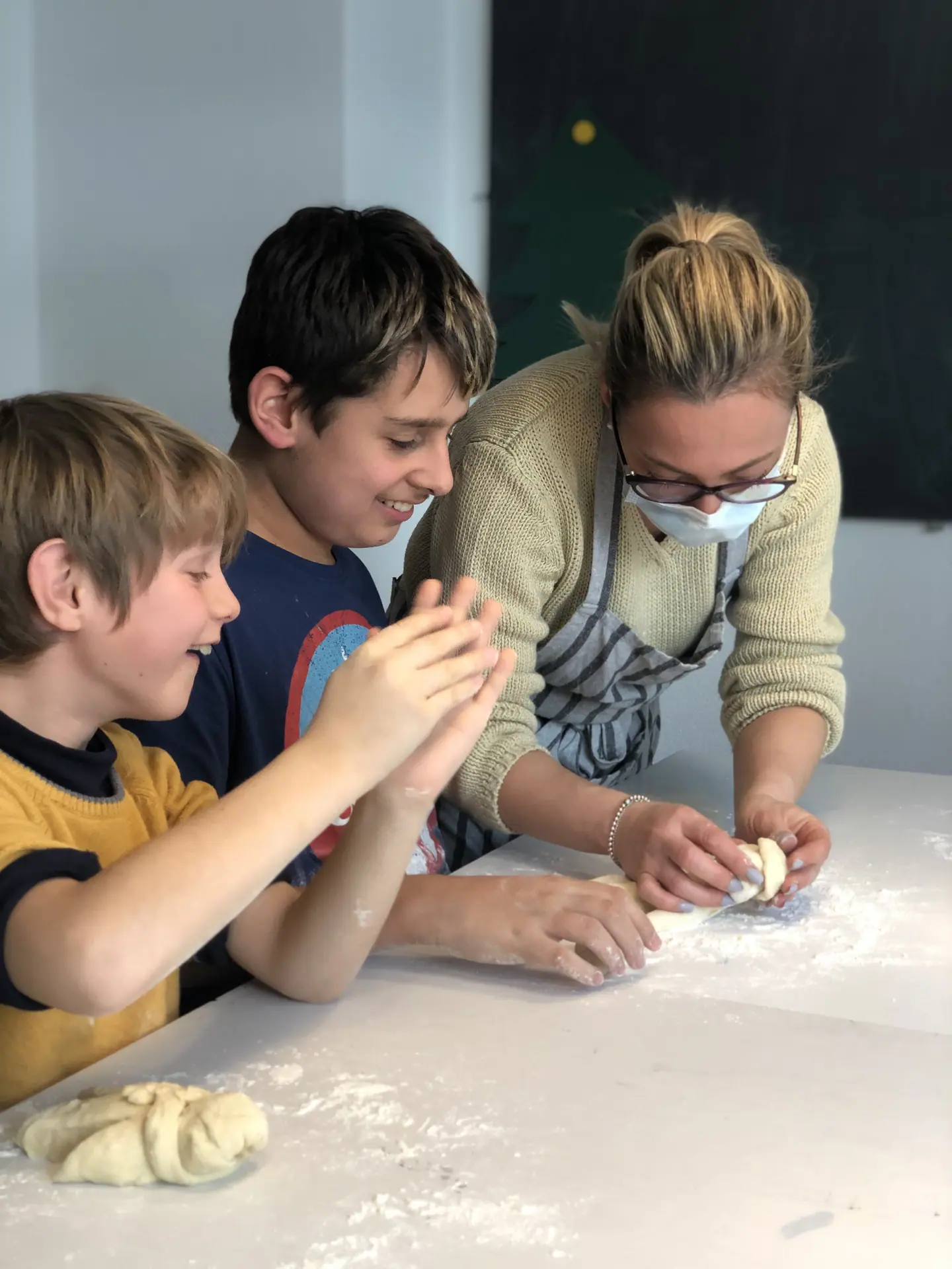 Die Kinder machen mit viel Spass und Freude mit.