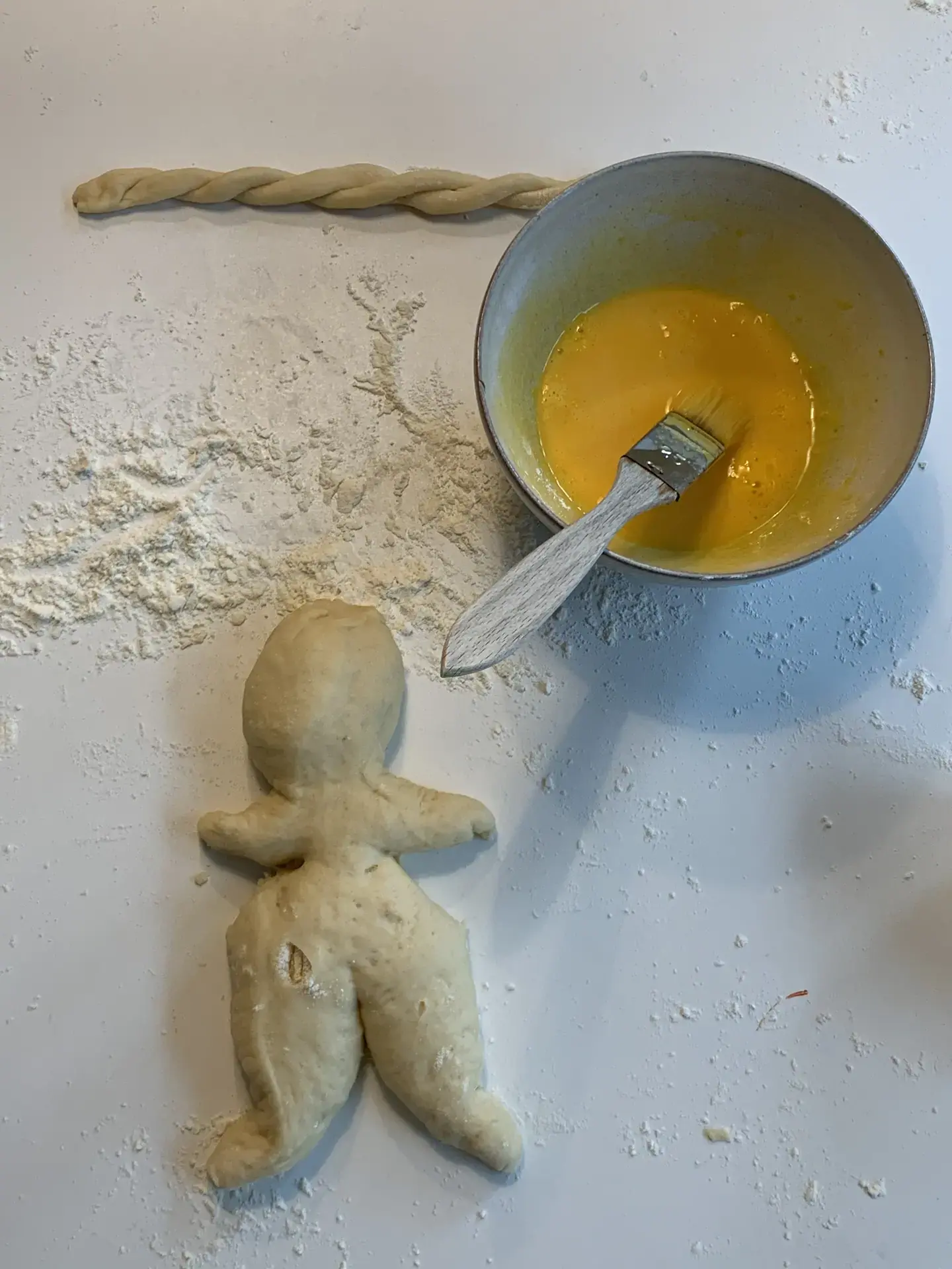 Das Ei ist parat, schliesslich soll der Grittibänz schön glänzen, wenn er gebacken ist.
