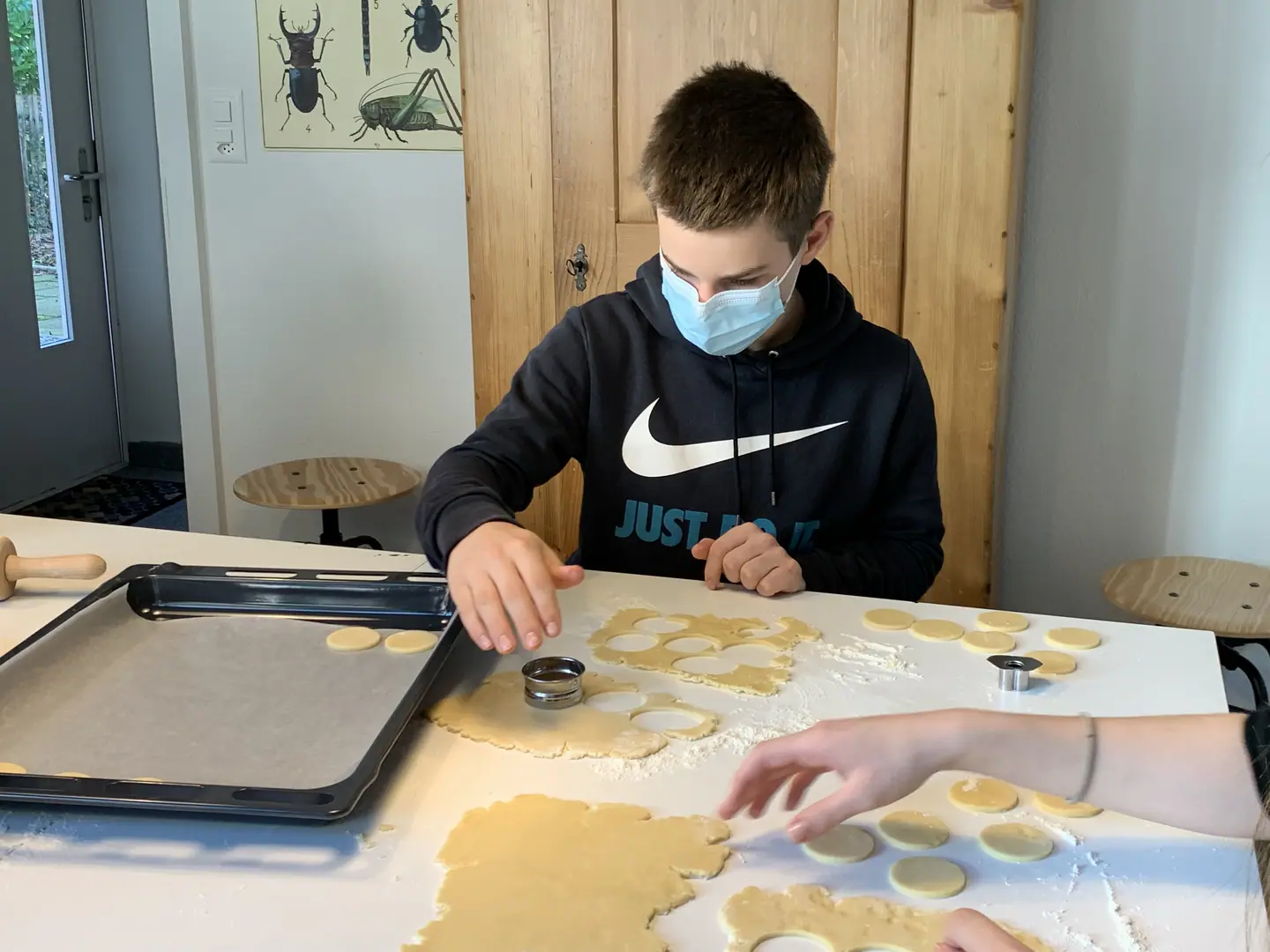 Schnell haben die Schülerinnen und Schüler den Dreh raus, dass die Guetzliformen mit ein bisschen Mehl bestäubt weniger am Teig kleben.