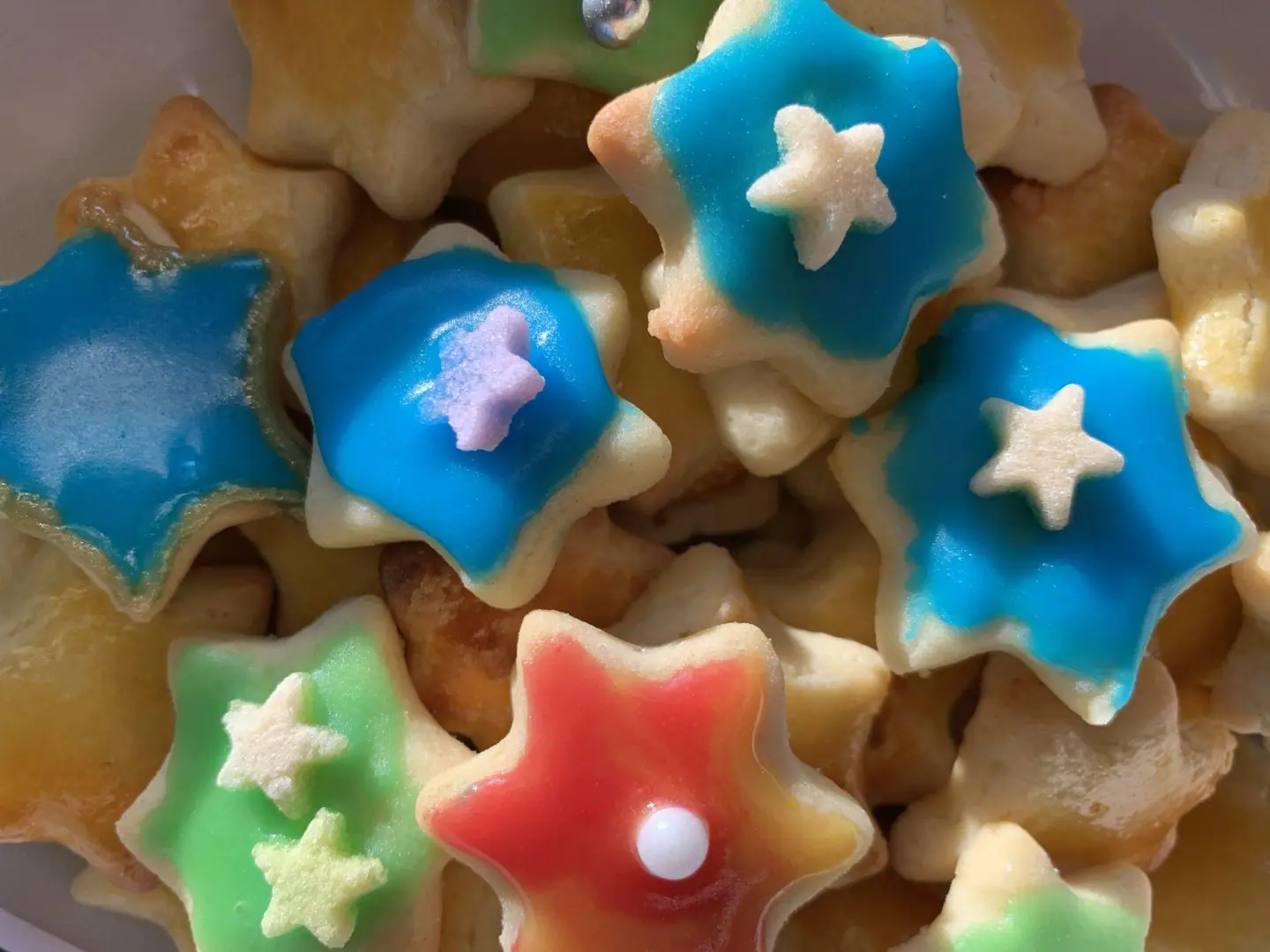 Mit viel Kreativität dekorieren die Kinder die Mailänderli.