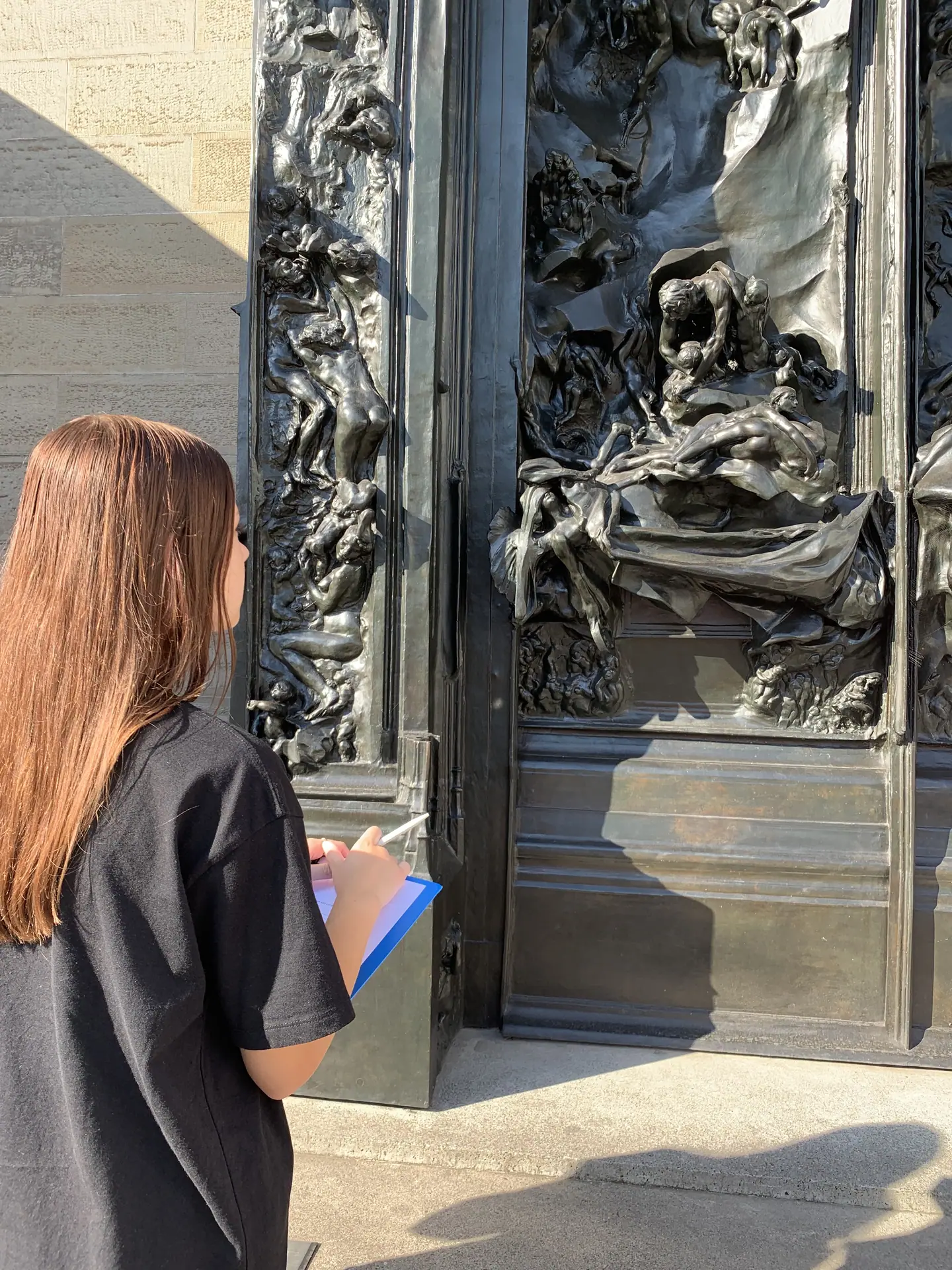 Wir starten unseren Rund­gang beim Höllen­tor von Auguste Rodin.