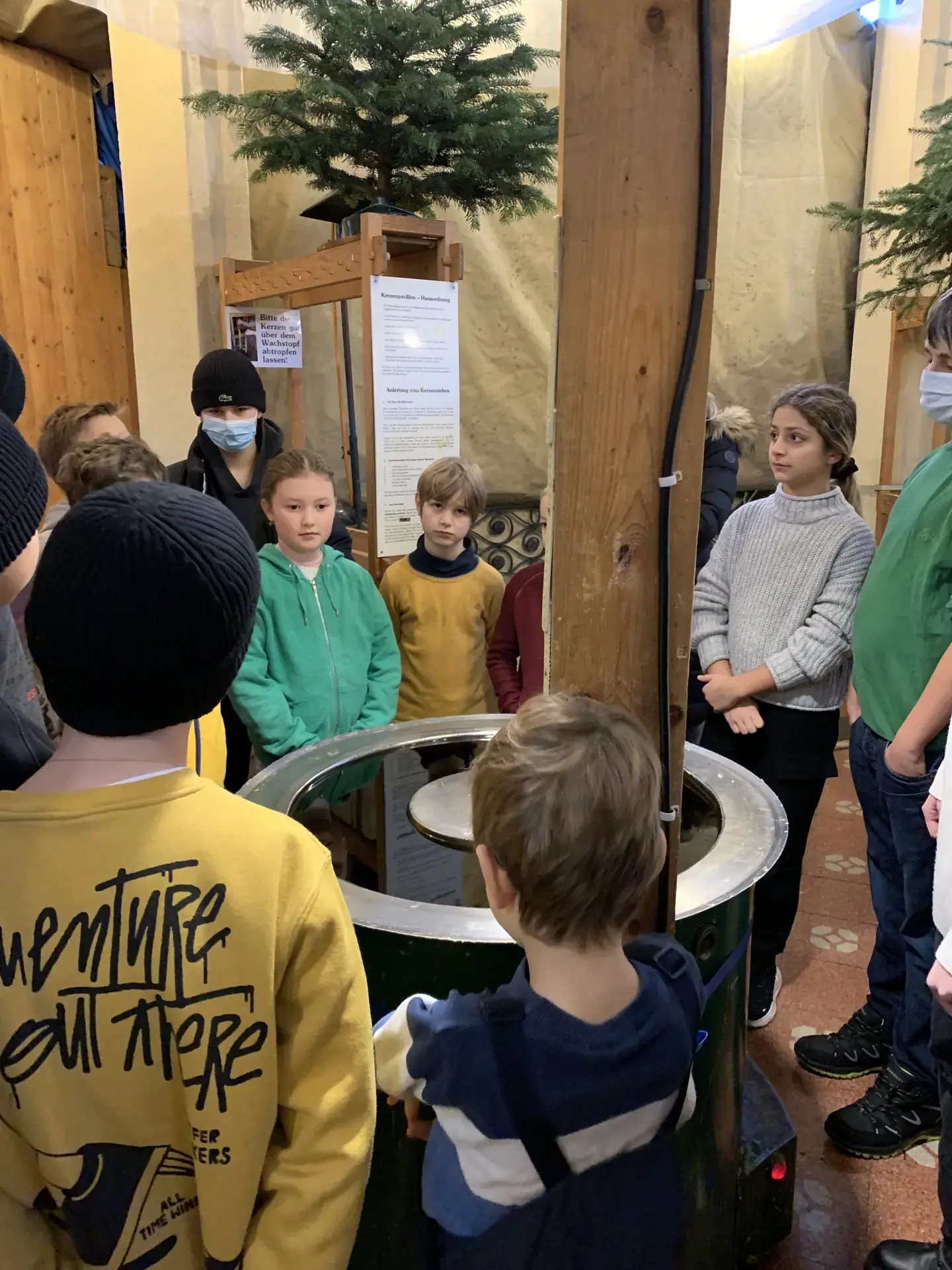 Nach dem morgendlichen Spaziergang vom Züriberg an den Bürkliplatz freuen sich die Kinder auf das Kerzenziehen.