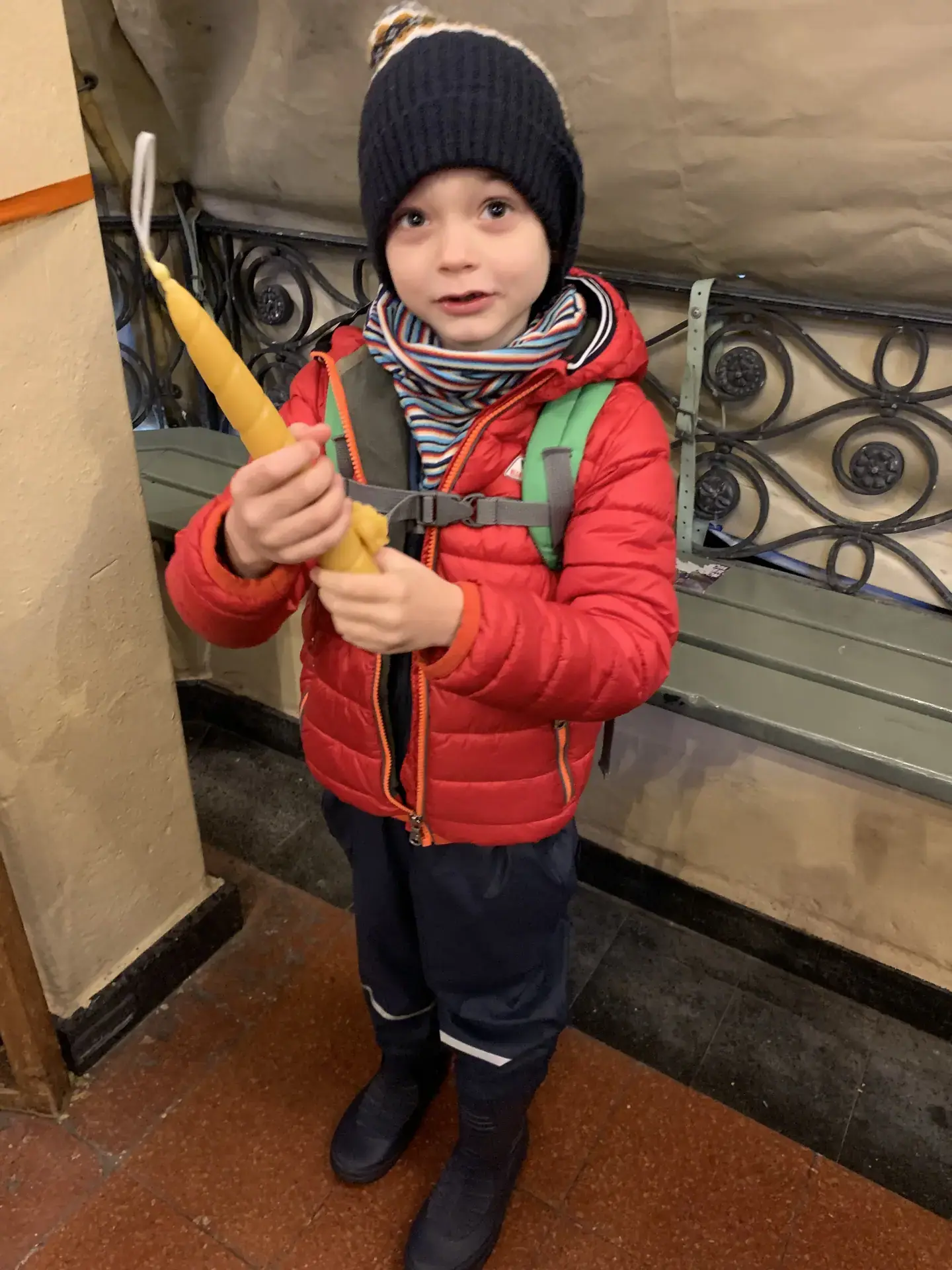 Stolz präsentieren die Kinder ihre fertigen Kerzen.