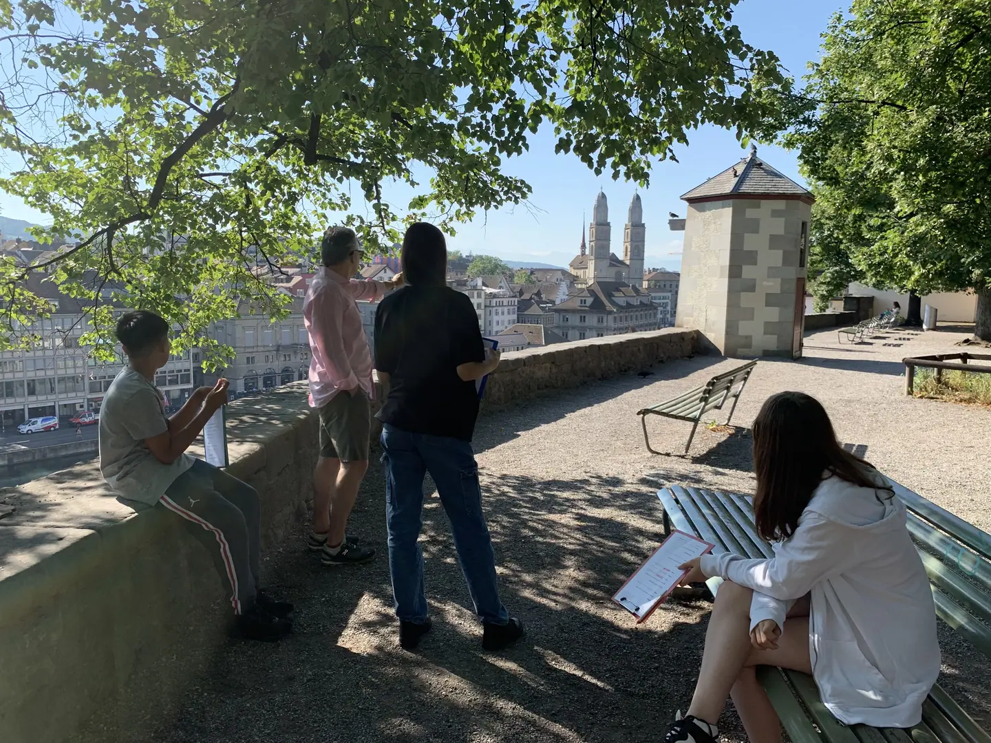 Der Linden­hof hat den Kin­dern be­son­ders gut ge­fal­len. Am Schluss des Rund­­gangs schreibt ein Mäd­chen: «Ich fand das Be­stei­gen des Turms und den Linden
