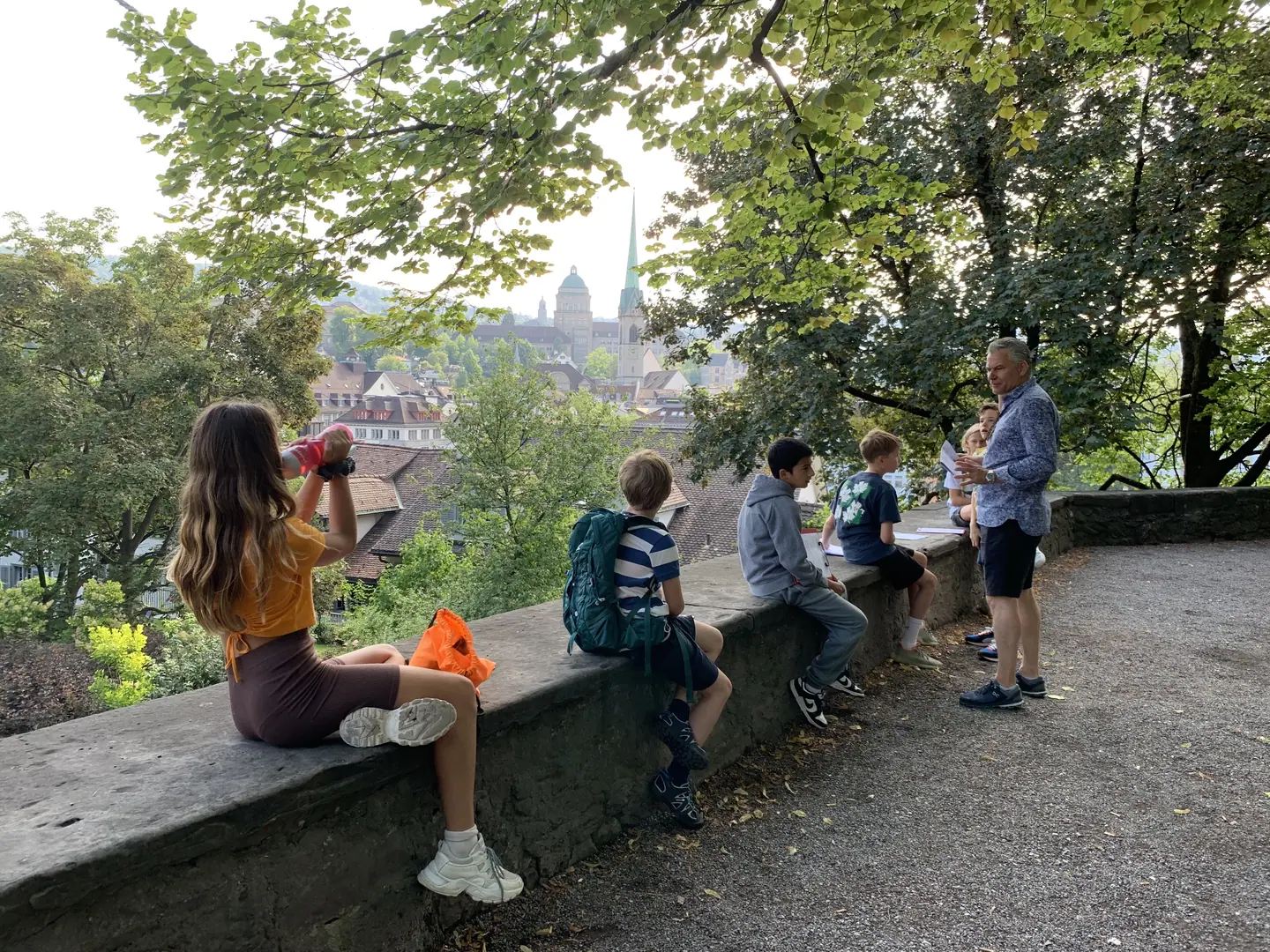 Die Sicht auf die ETH, die Uni­ver­sität Zürich und die vielen Kirchen erleichtert es den Kindern, sich in Zürich zu orientieren.
