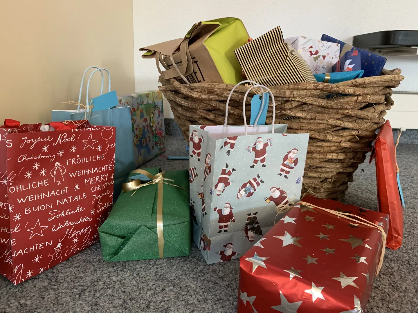 Die Geschenke für das Wichteln am letzten Schultag warten schon darauf ausgepackt zu werden.
